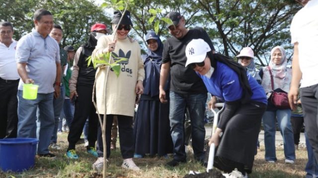 Fatmawati Rusdi Pimpin Jumat Bersih dan Tanam Pohon