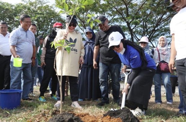 Fatmawati Rusdi Pimpin Jumat Bersih dan Tanam Pohon